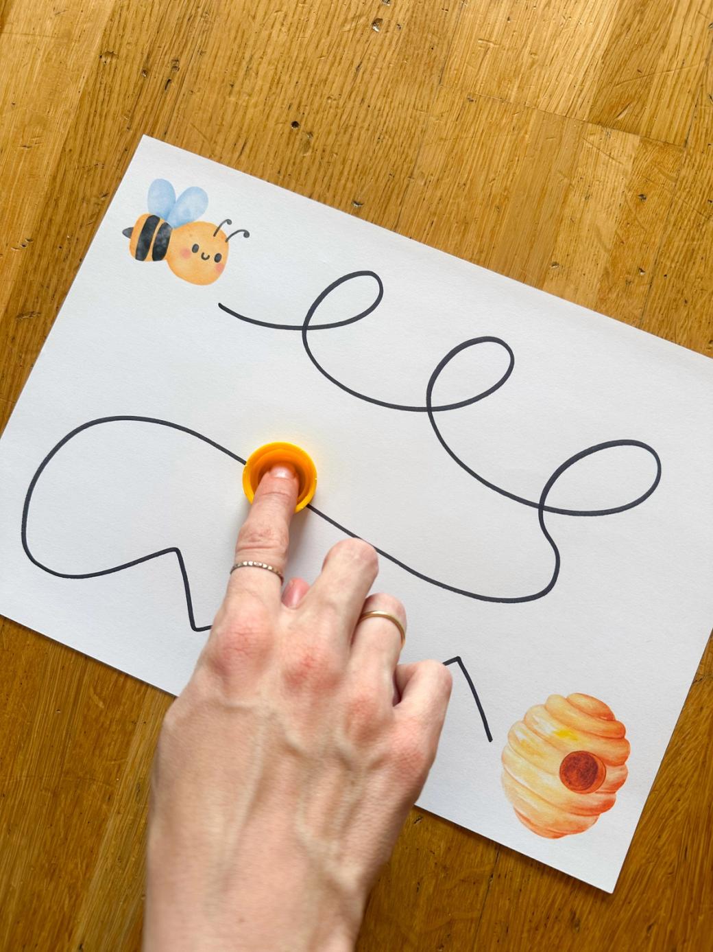 Schwungübungen mit einem Flaschenstöpsel nachgezogen