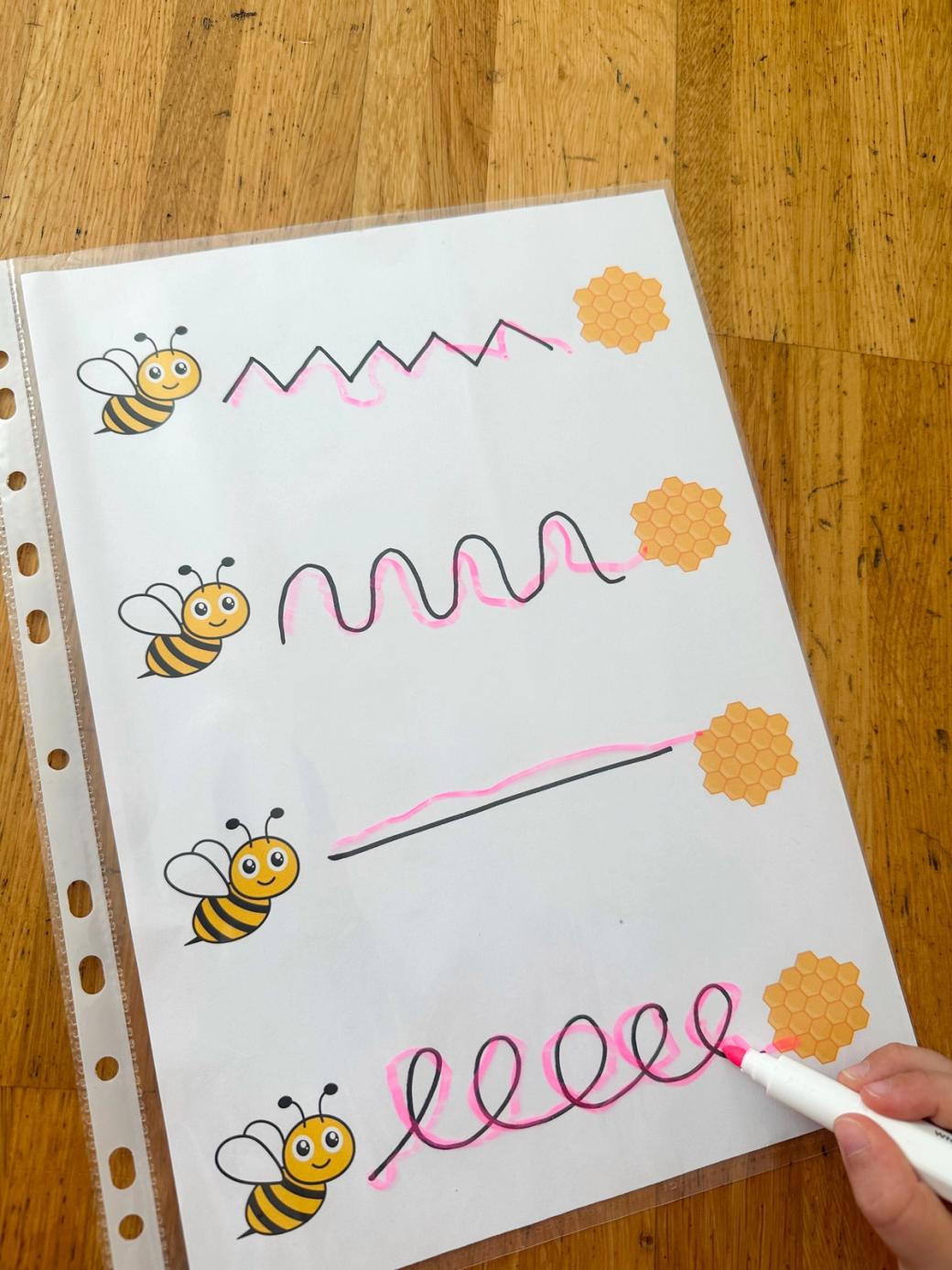Schwungübung in Klarsichtfolie mit abwaschbarem Stift nachgemalt