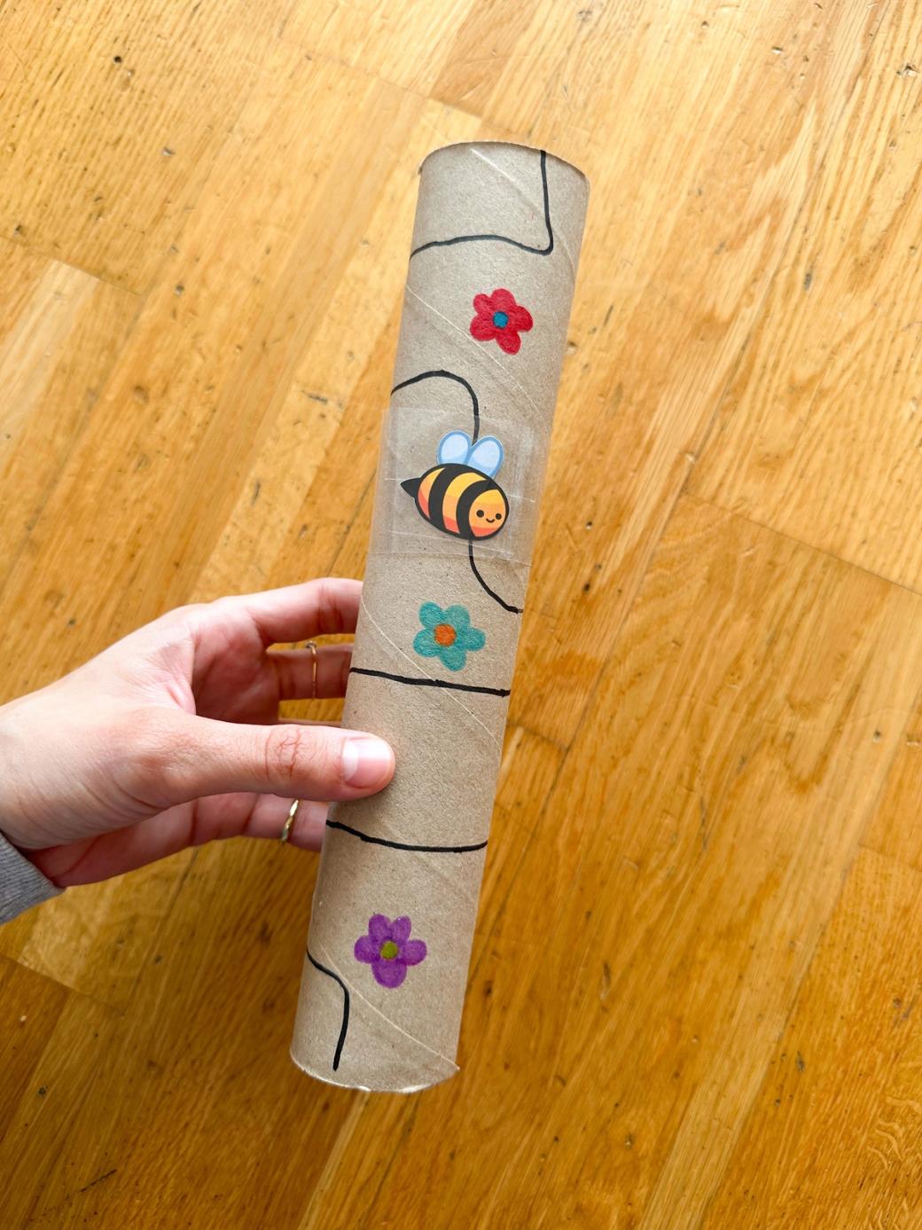 Biene aus einer Küchenpapierrolle gebastelt