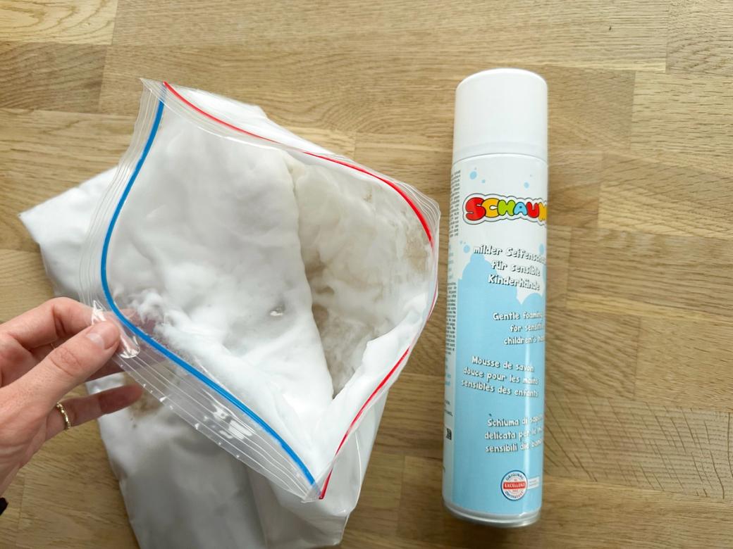 Materialien für die Schaum-Bildersuche: Zip-Beutel, Rasierschaum und Vorlage