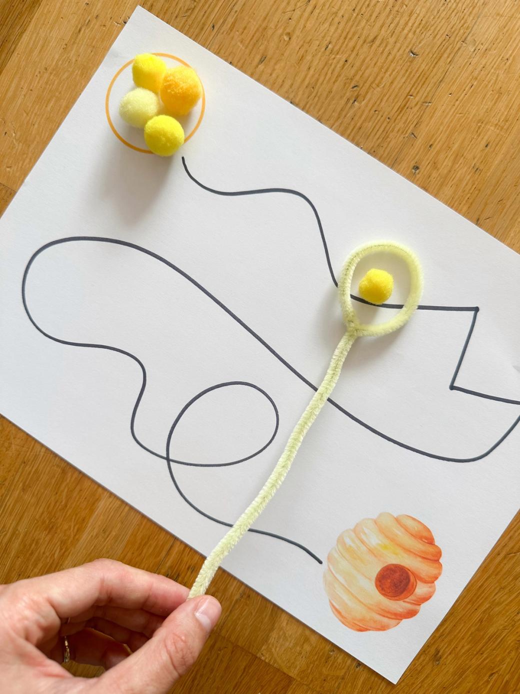 Fangstab aus Pfeifenputzerdraht mit Pompons als Nektar