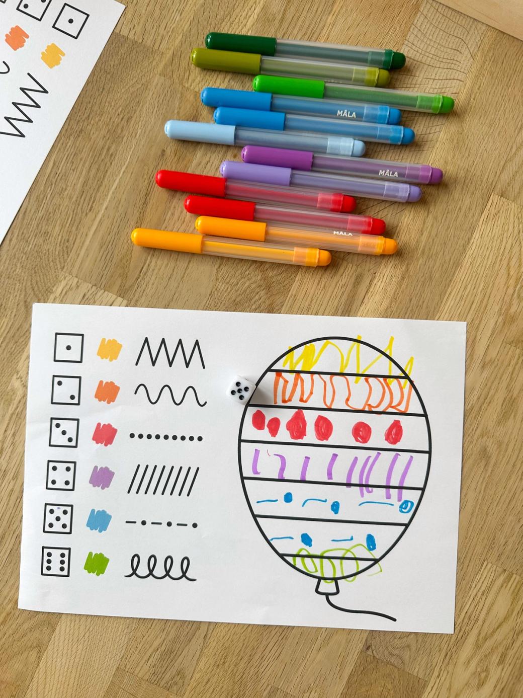 Kind gestaltet eine Zeile im Luftballon nach dem Würfelwurf