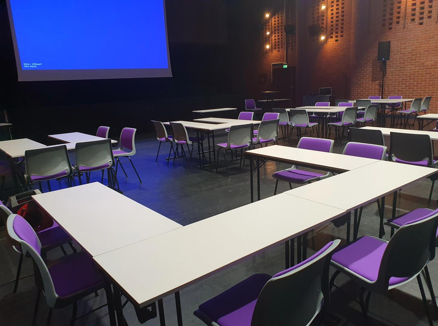 Møteoppsett på scenen i Storsalen