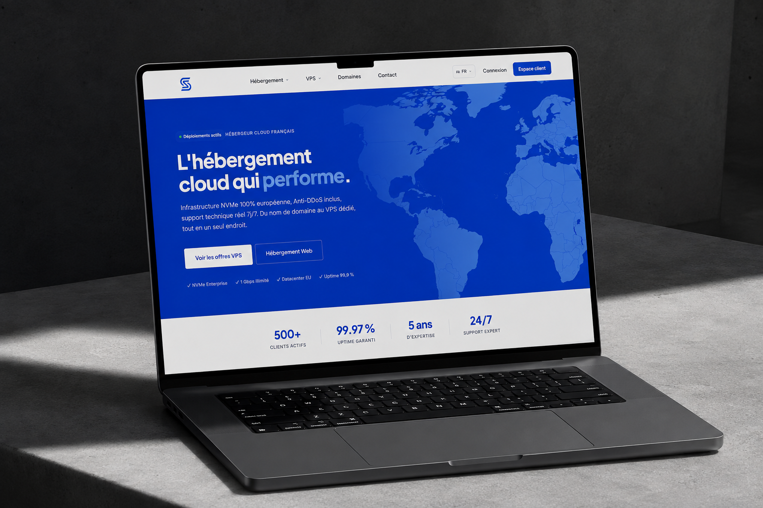 Le site SwizCloud affiché sur un ordinateur portable