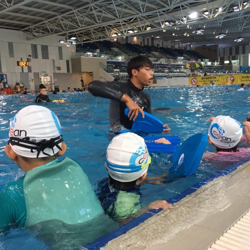 hk-swim-ocean-child76