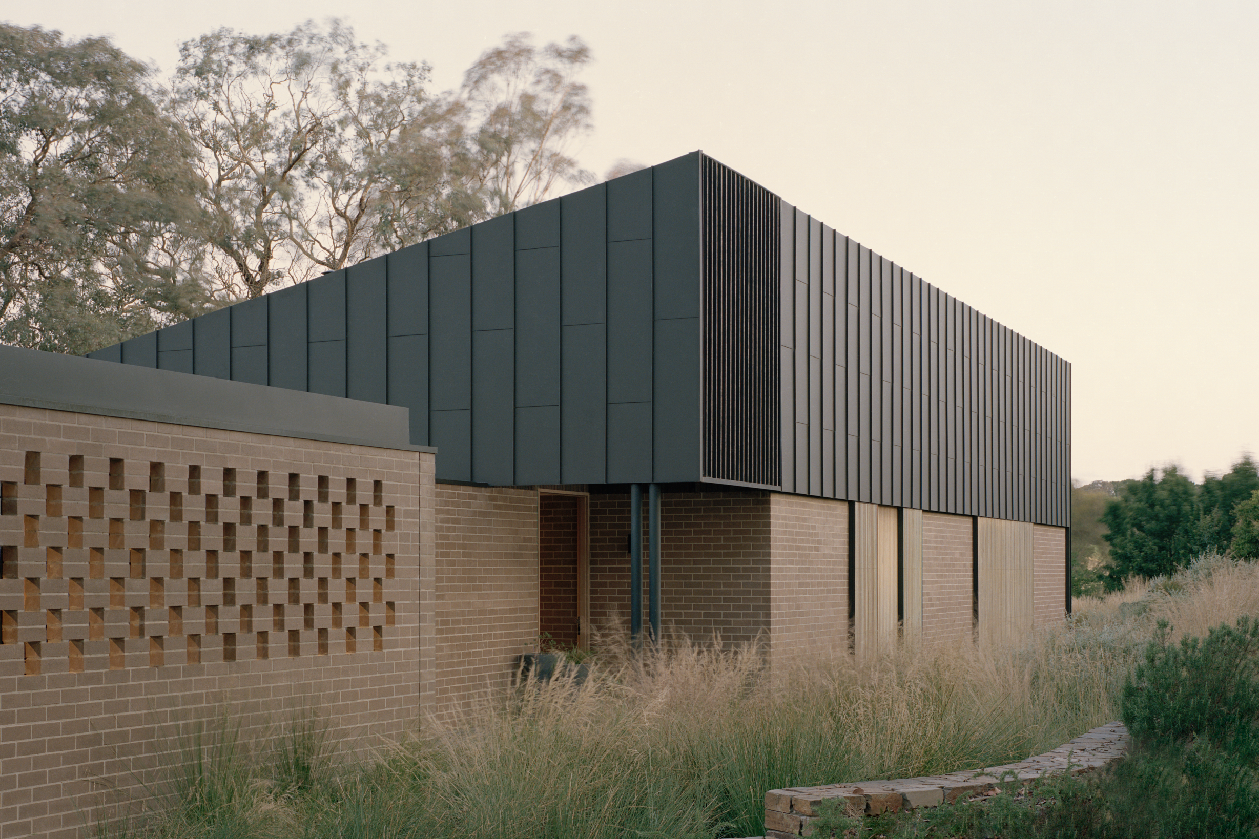 The facade of Warrandyte House by Figureground Architecture