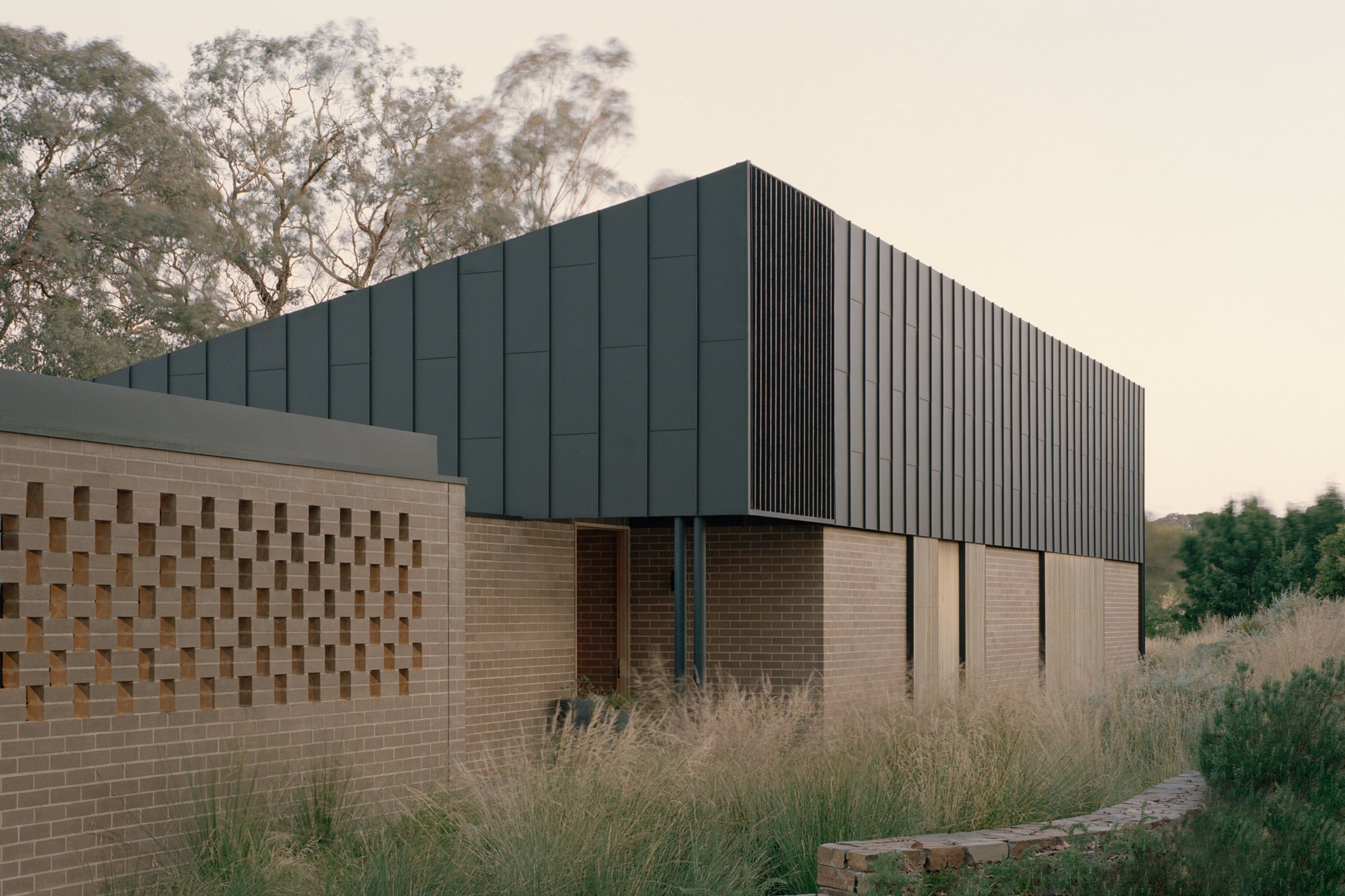 The facade of Warrandyte House by Figureground Architecture