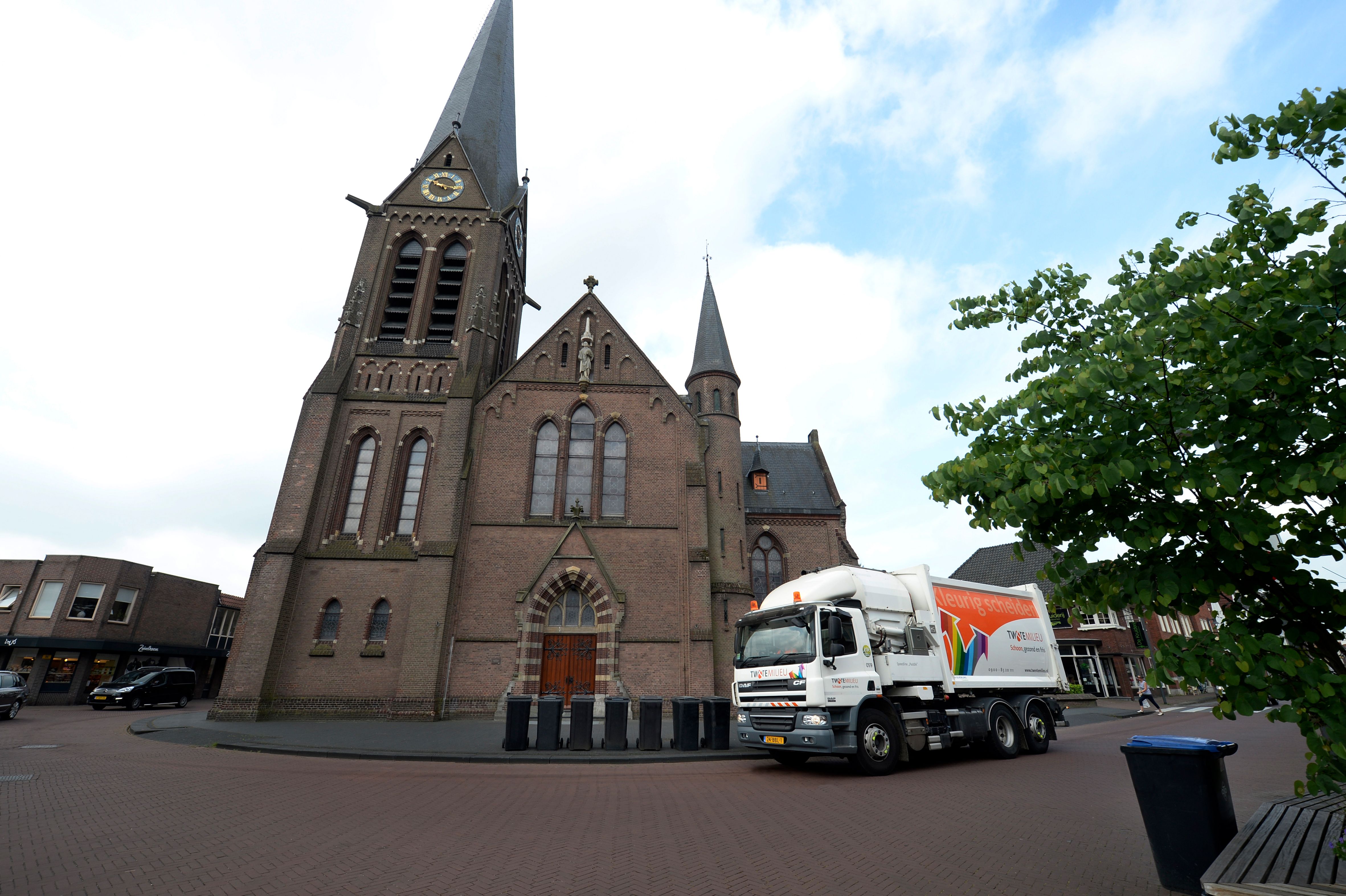 Inzameling afval in Borne rond de kerk