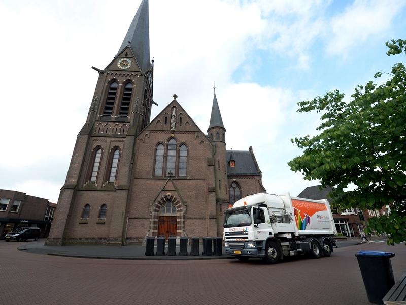 Inzameling afval in Borne rond de kerk