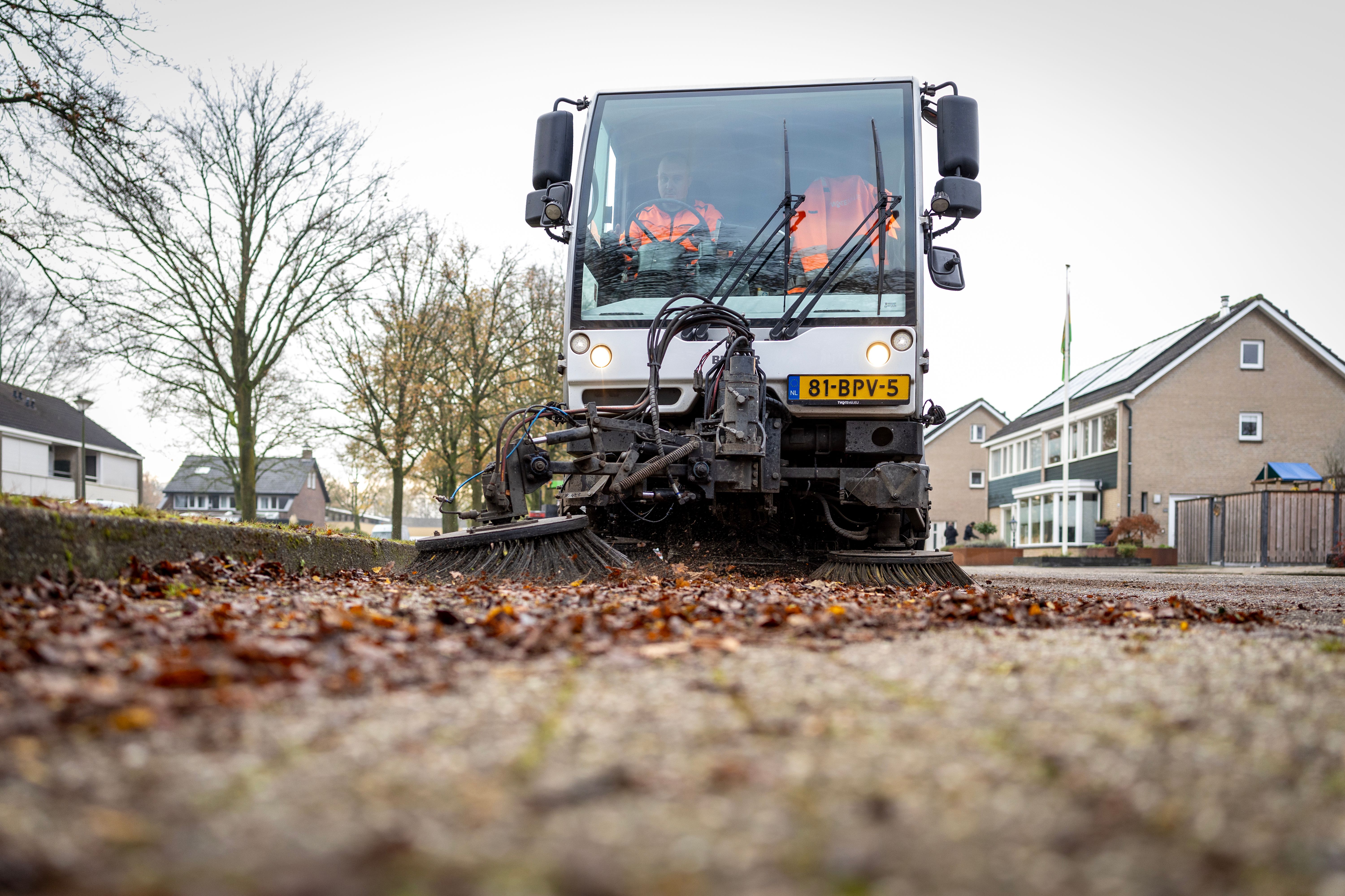 Medewerker op veegmachine van Twente Milieu