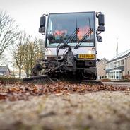 Medewerker op veegmachine van Twente Milieu