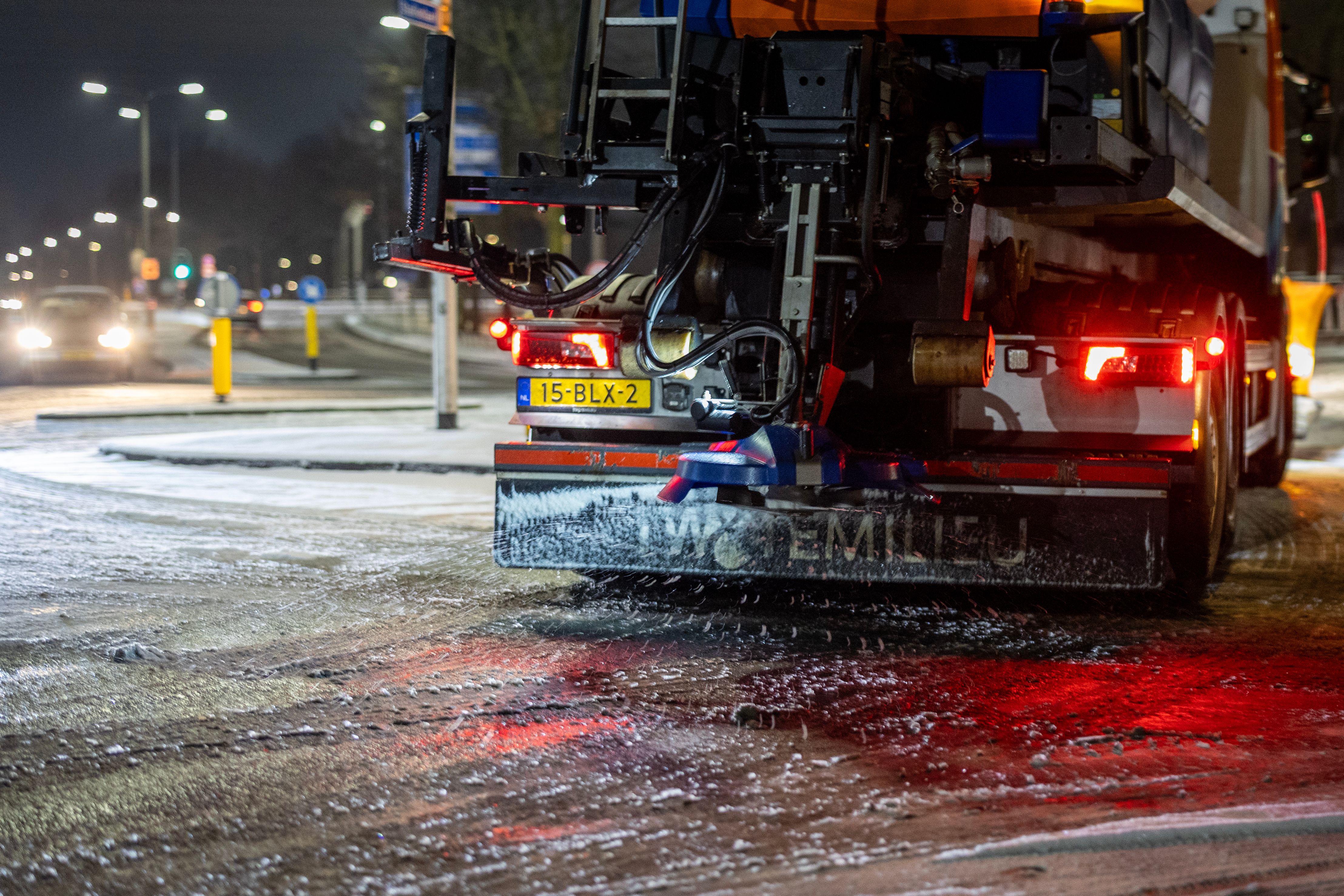 Strooiwagen Twente Milieu zorgt voor veilige wegen