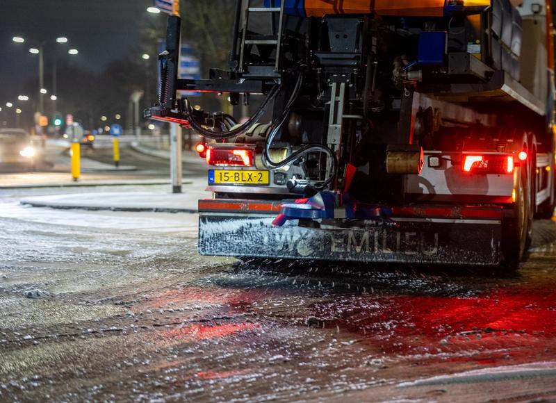Strooiwagen Twente Milieu zorgt voor veilige wegen