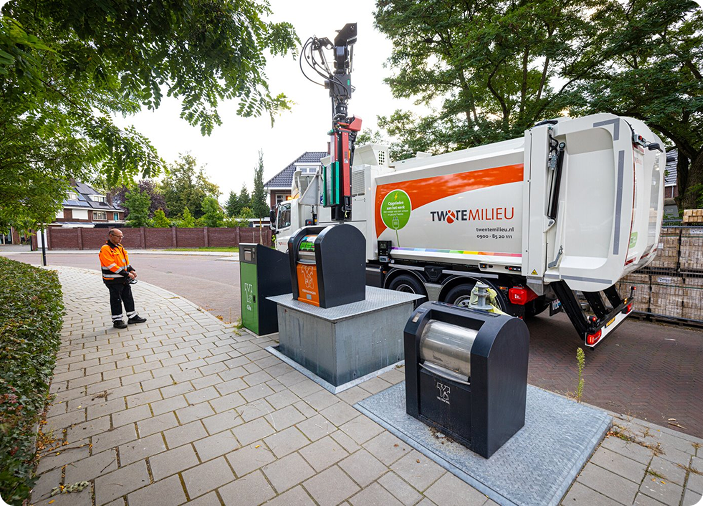 Inwoner gooit doorzichtige zak met afval in de verpakkingencontainer