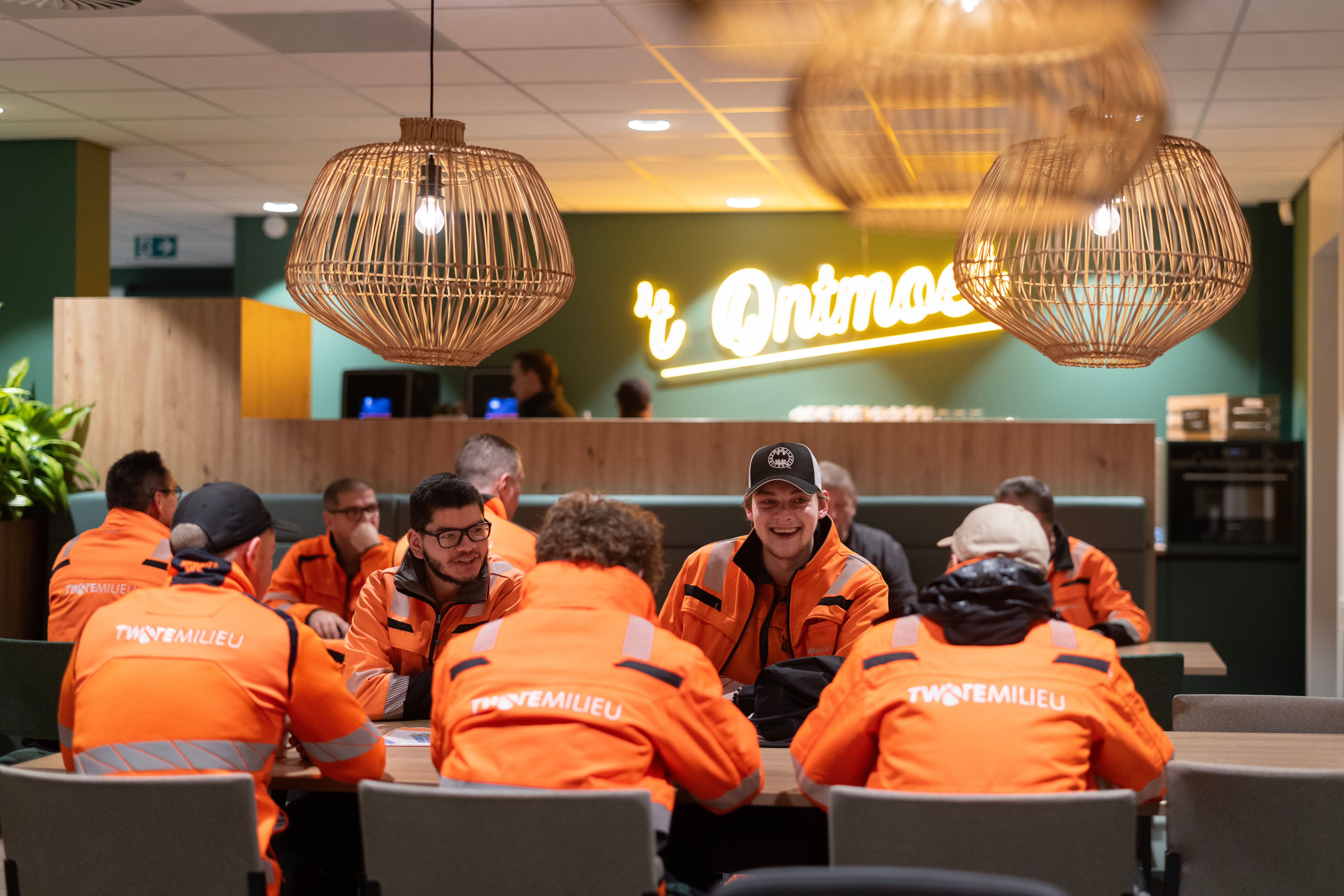 Medewerkers Twente Milieu drinken koffie in 't Ontmoet