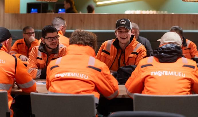 Medewerkers Twente Milieu drinken koffie in 't Ontmoet