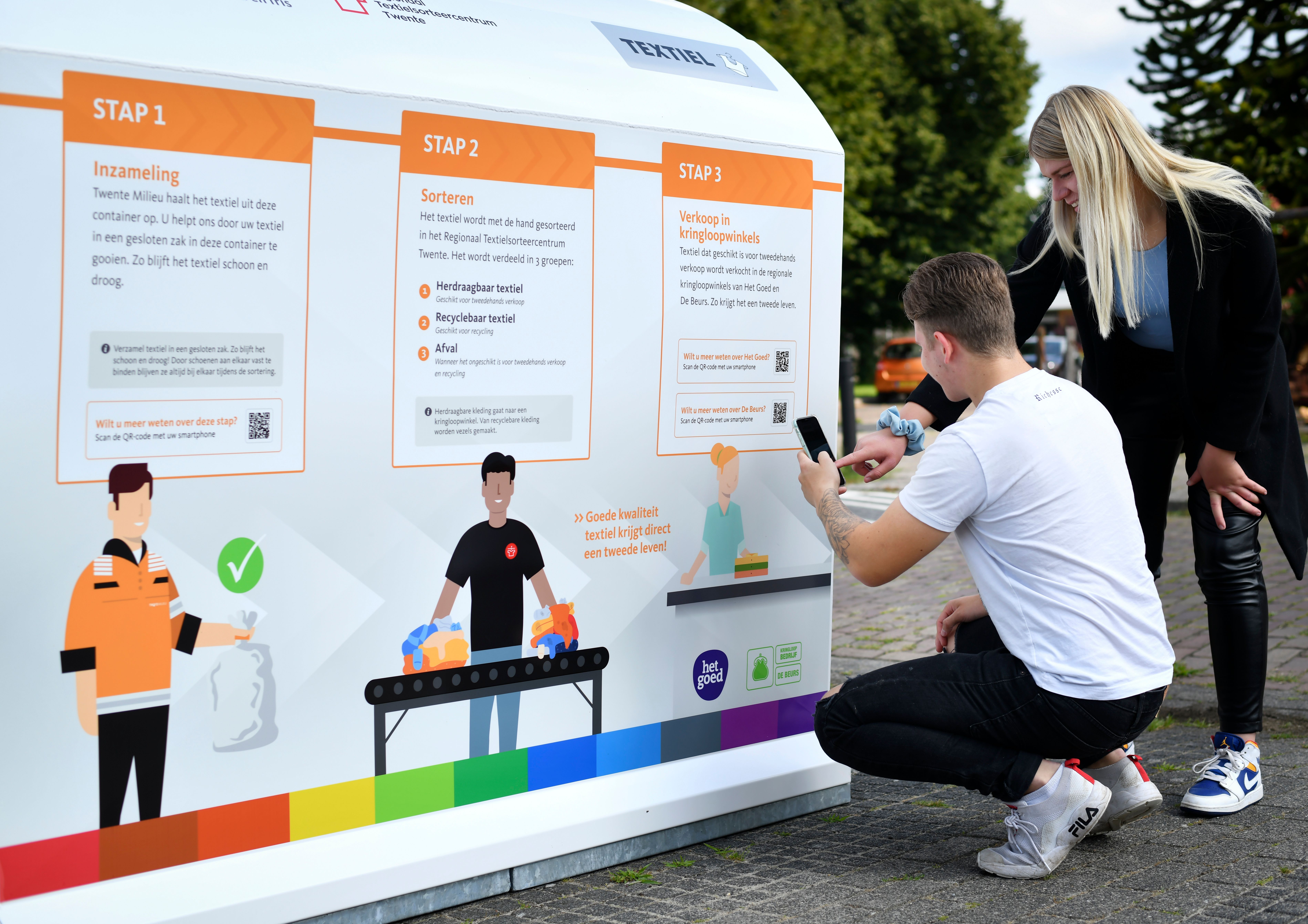 jongeren scannen qr-code textiel container