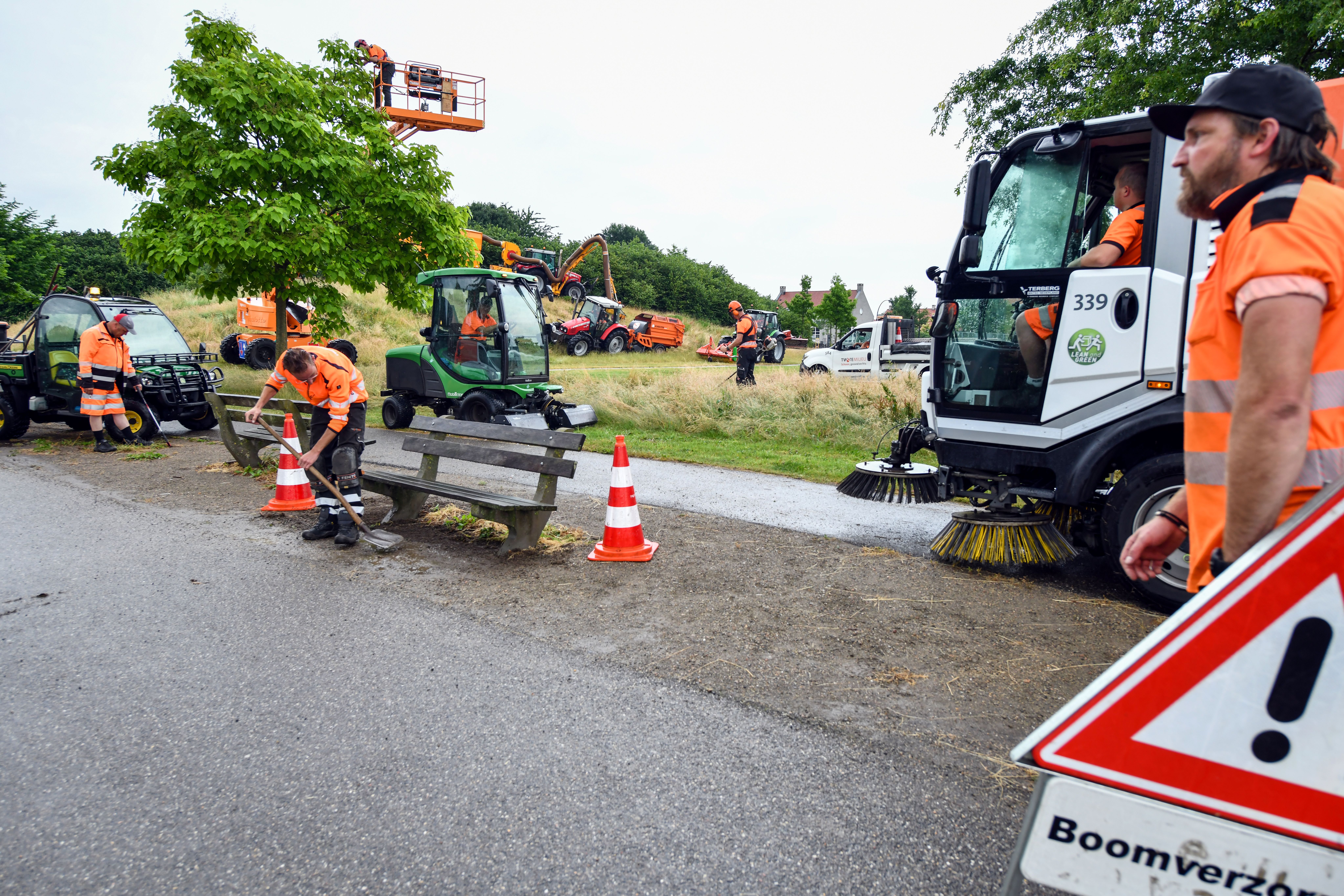 Medewerkers van Twente Milieu werken in de openbare ruimte