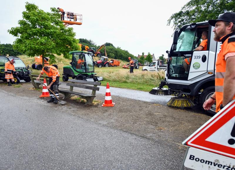 Medewerkers van Twente Milieu werken in de openbare ruimte