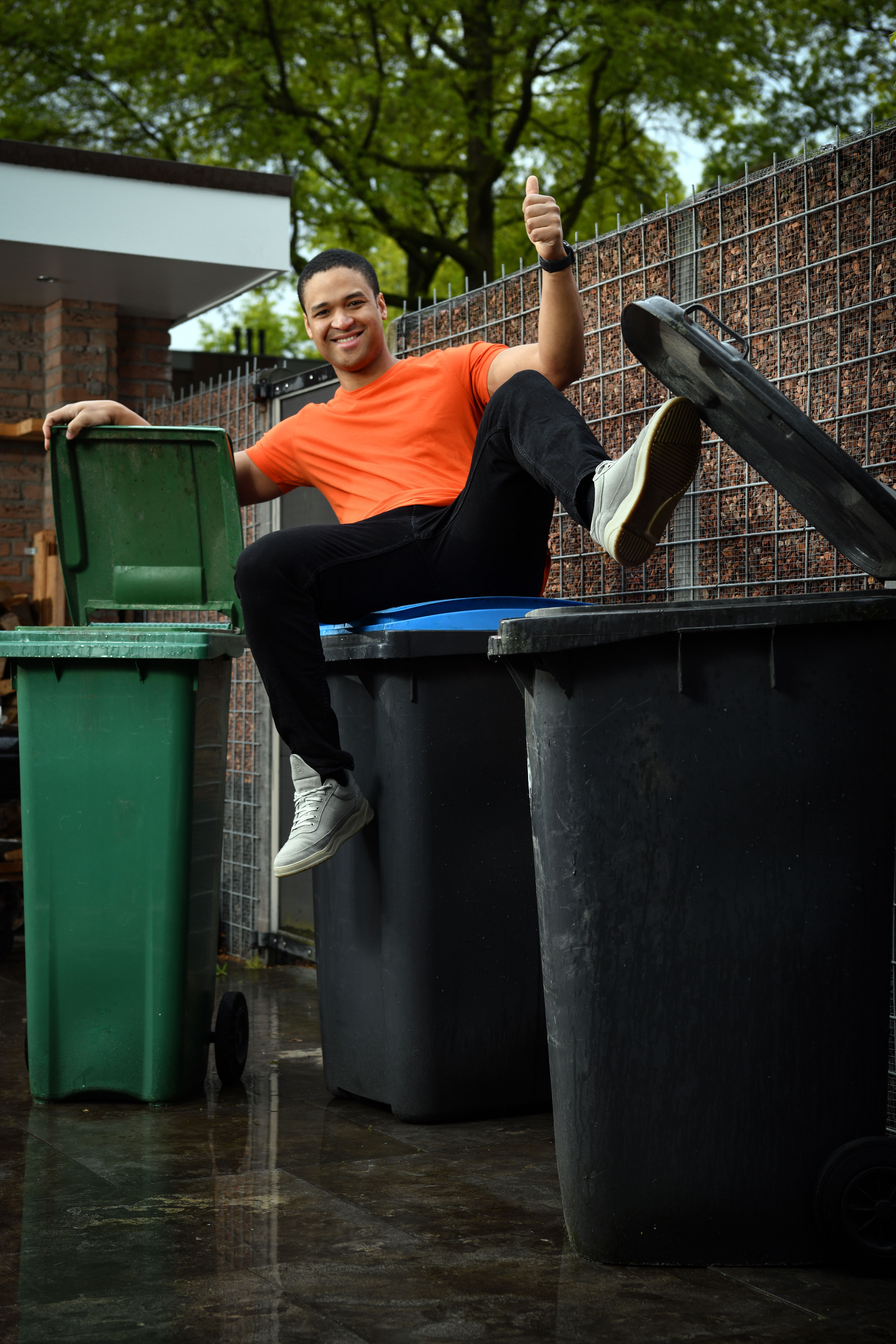 jongen zit enthousiast op een container in Almelo