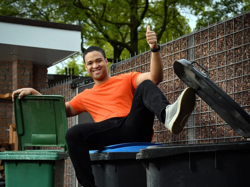 jongen zit enthousiast op een container in Almelo
