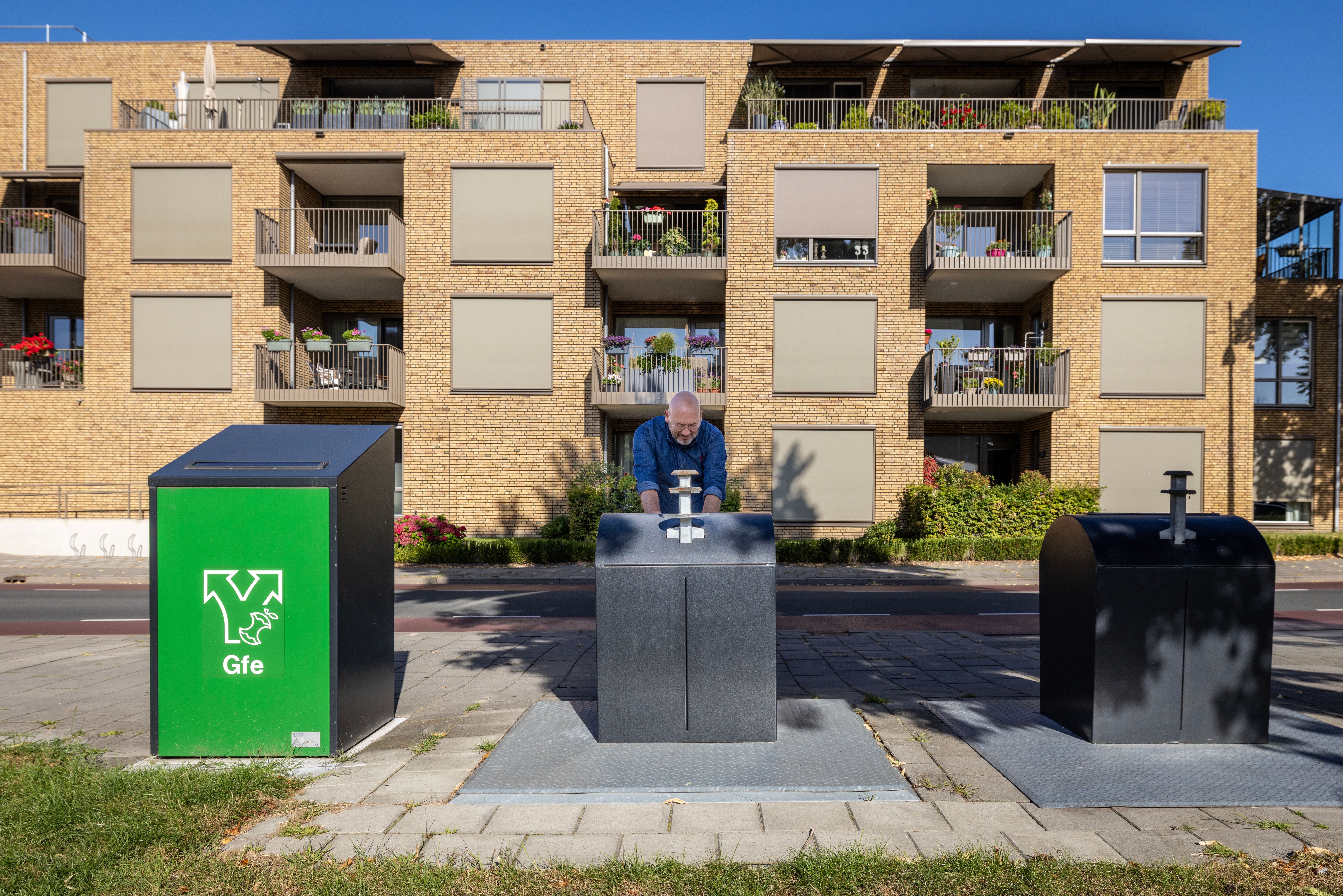 Inwoner bij milieuplein Losser