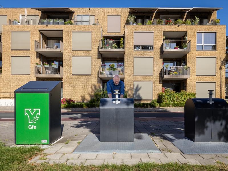 Inwoner bij milieuplein Losser