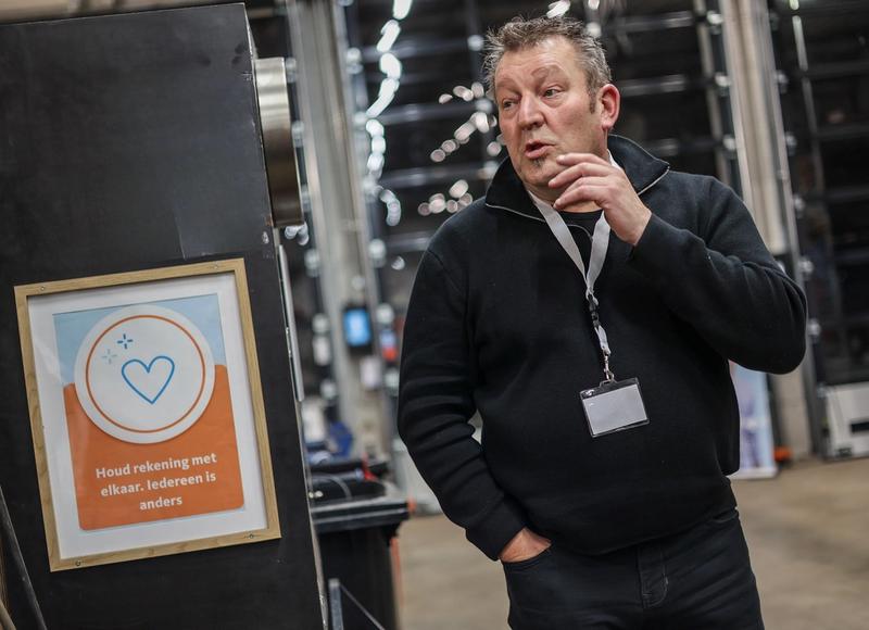 Begeleider van leerwerkbedrijf Startpunt geeft uitleg