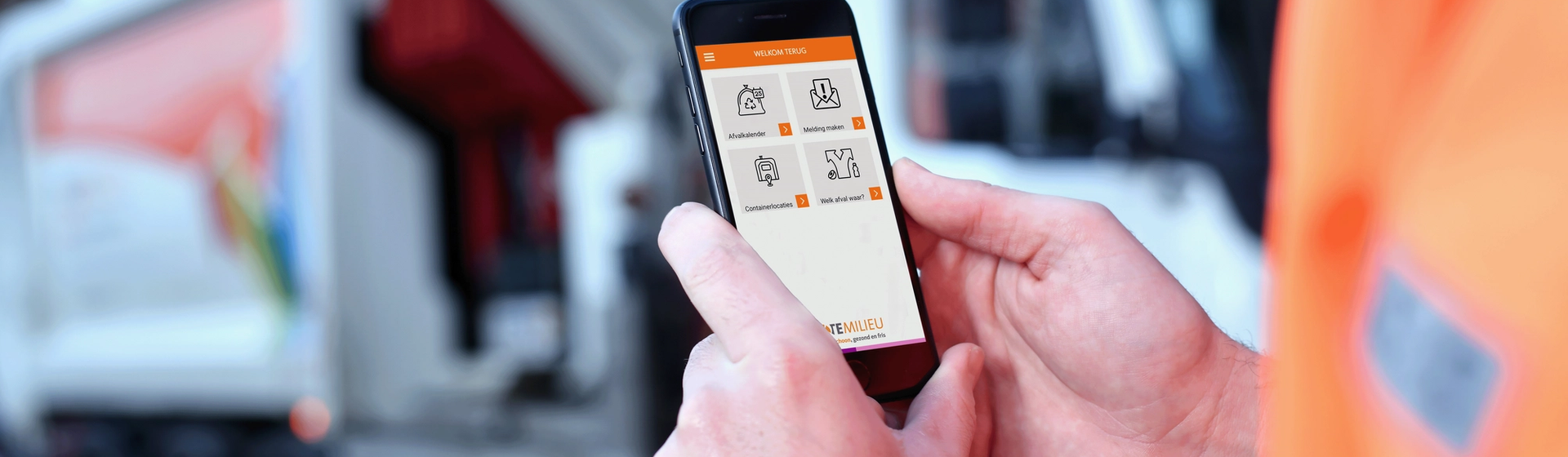 Medewerker opent Twente Milieu app op telefoon