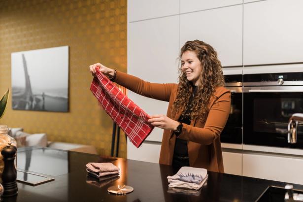 Vrouw zoekt textiel uit dat weg kan
