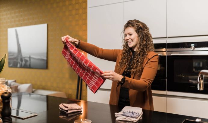 Vrouw zoekt textiel uit dat weg kan