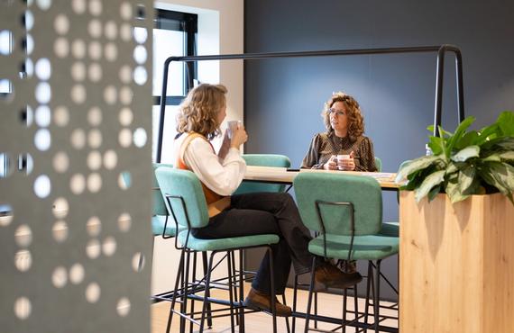 Twee medewerkers van Twente Milieu overleggen samen