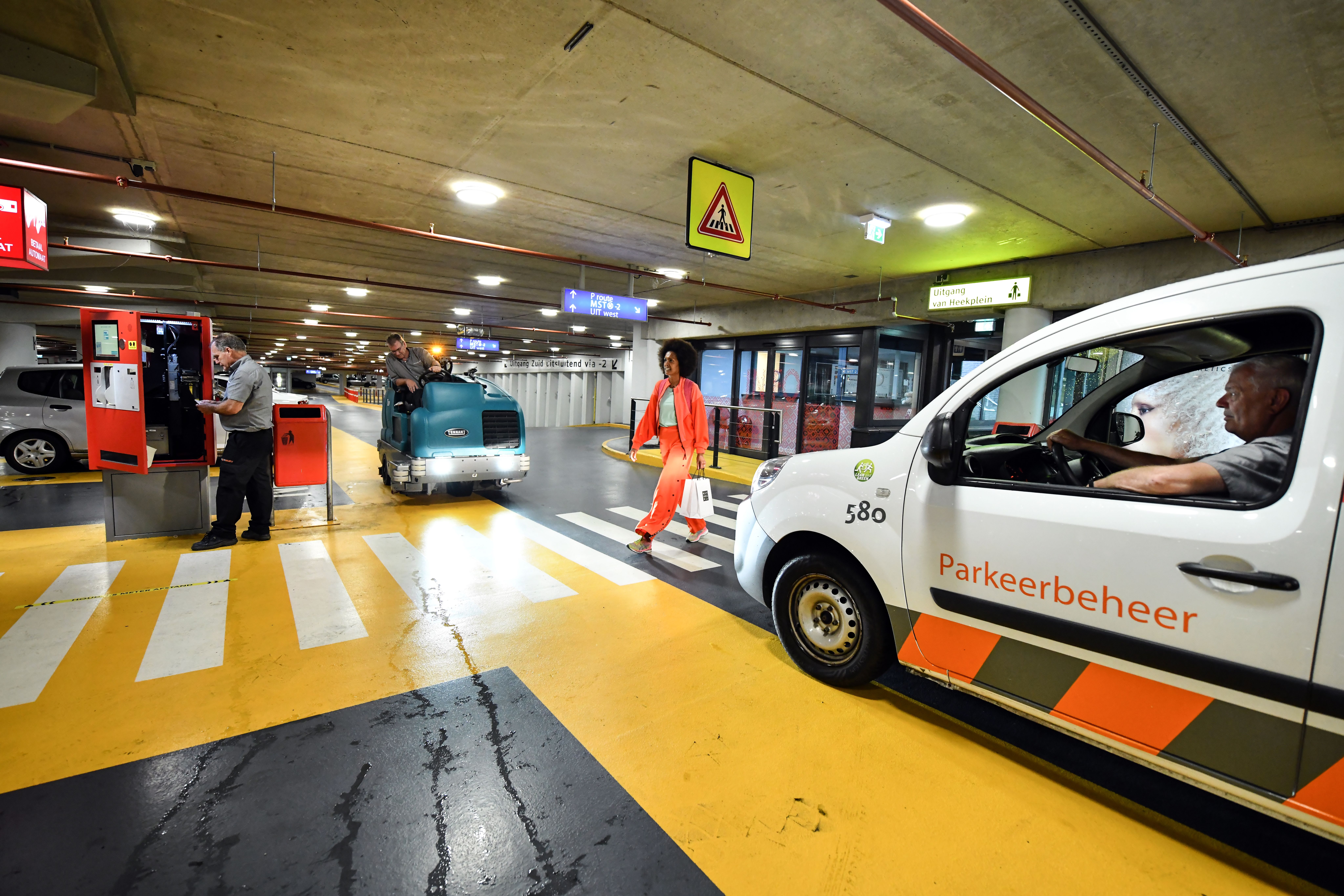 Medewerkers Twente Milieu in de parkeergarage