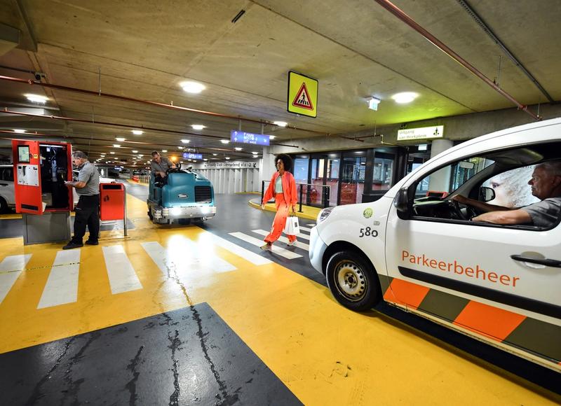 Medewerkers Twente Milieu in de parkeergarage
