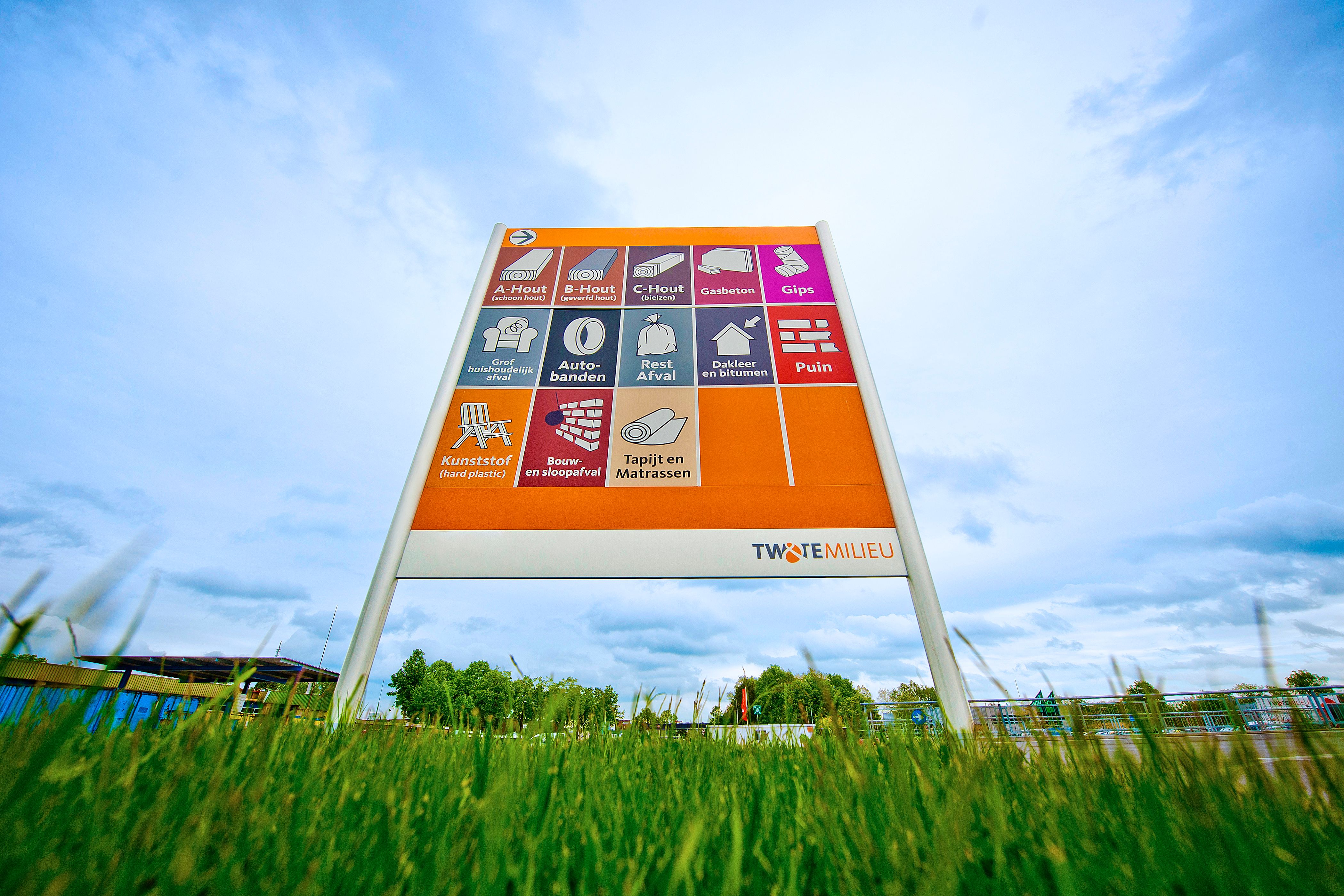 bord milieupark hengelo met afvalsoorten
