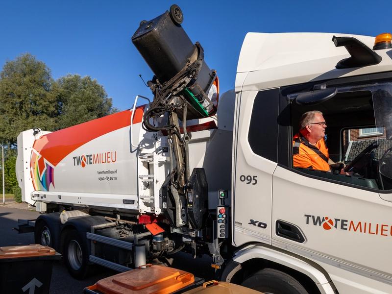 De zijlader leegt de verpakkingencontainer