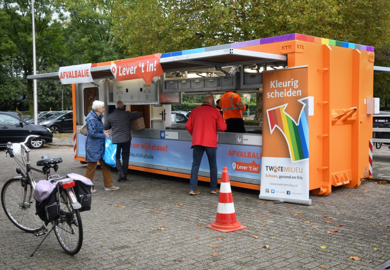 Inwoners leveren afval in bij mobiele Afvalbalie