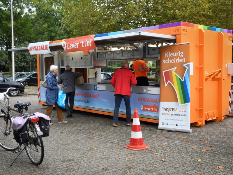 Inwoners leveren afval in bij mobiele Afvalbalie