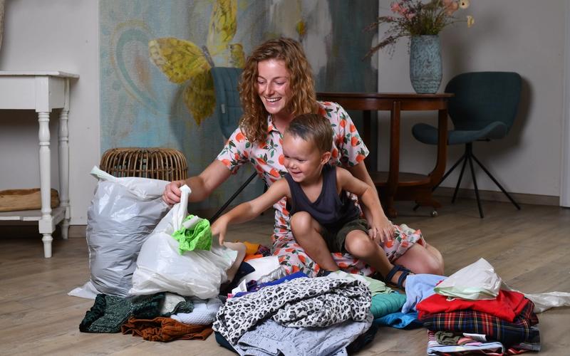 Moeder en kind zoeken kleding uit