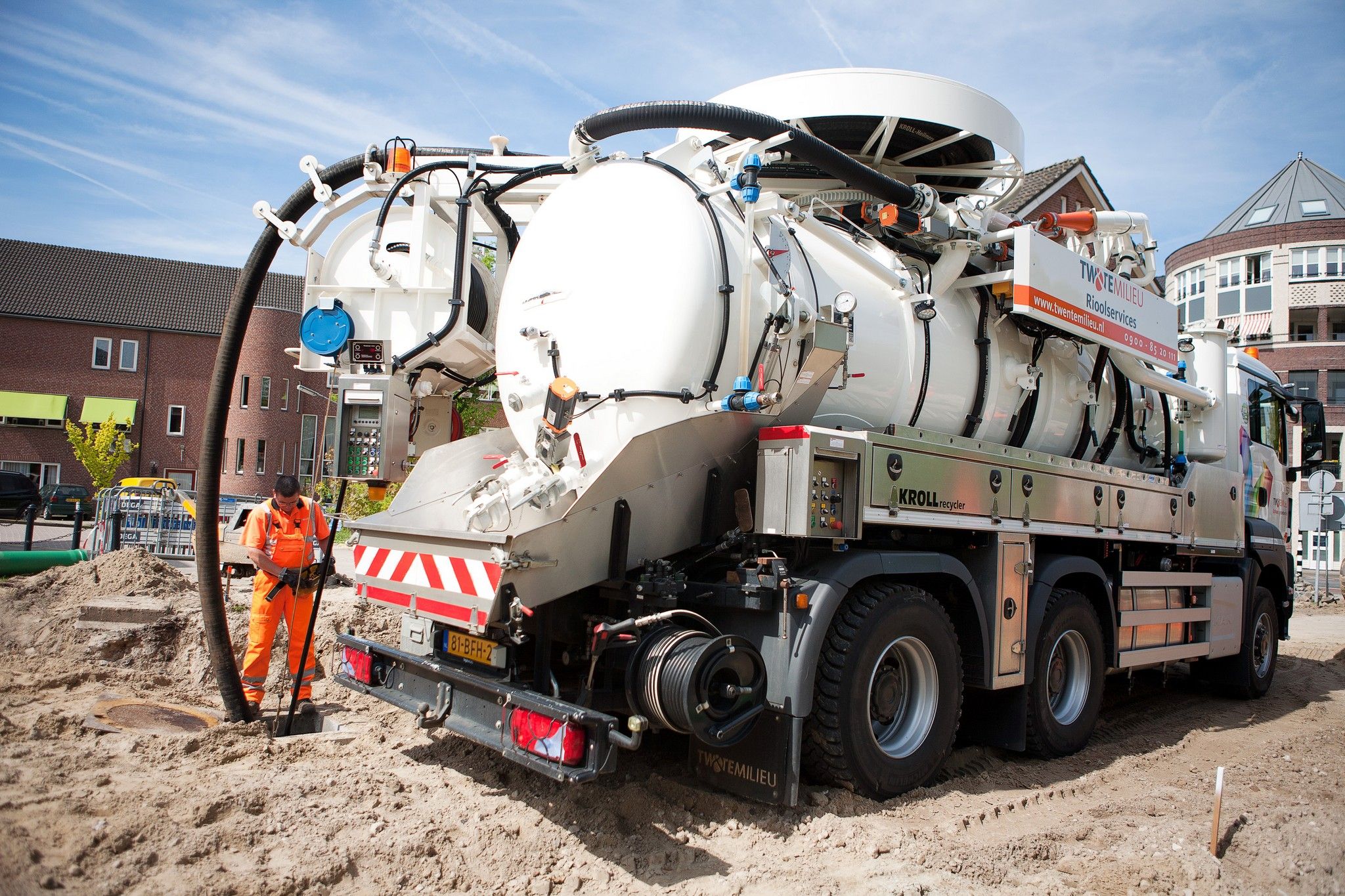 Medewerkers rioolservice aan het werk