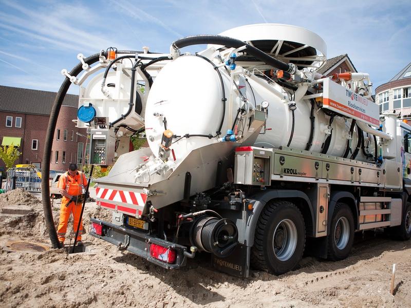 Medewerkers rioolservice aan het werk