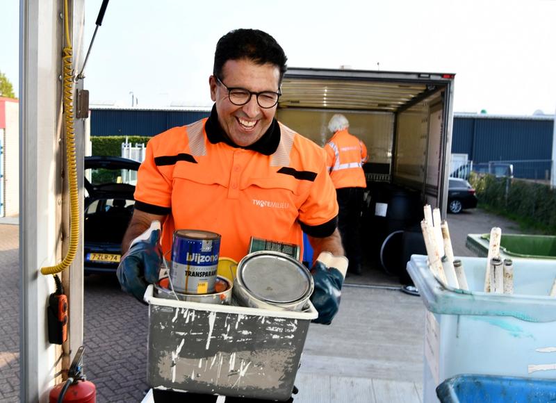 Collega Twente Milieu met een bak met KCA afval
