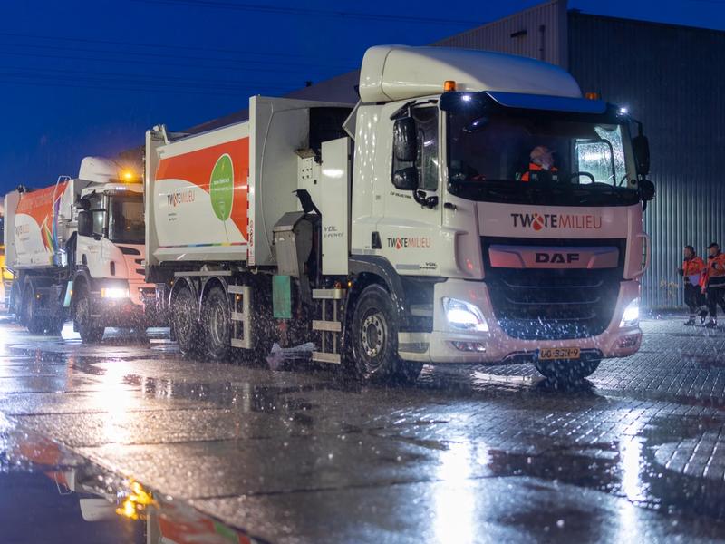 Door weer en wind gaan de medewerkers van Twente Milieu op pad