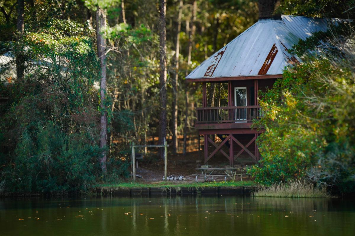 Cabins overlooking the water at Flint Creek