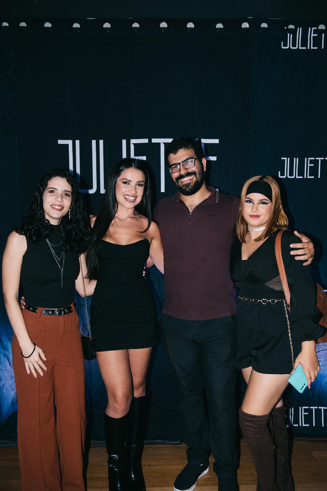 Ittalo meeting Juliette with some other fans. 