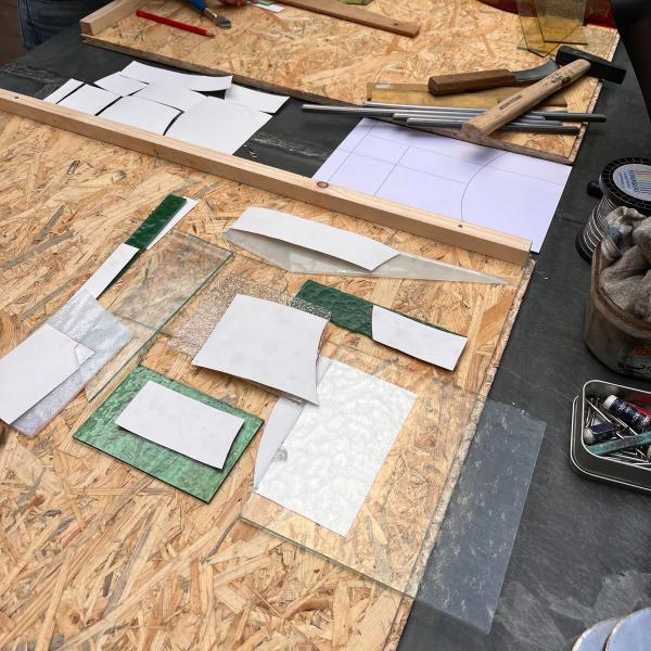 Glassoorten kiezen en compositie maken van kleuren en texturen