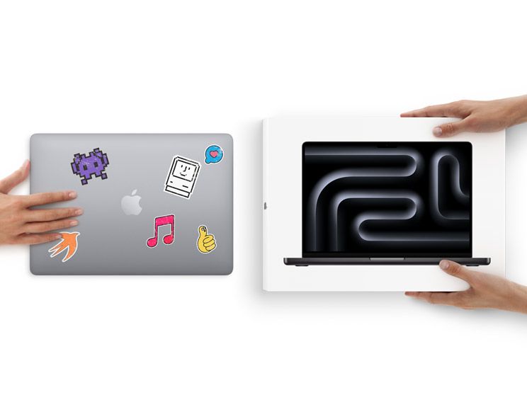 Une main tend un MacBook couvert d’autocollants vers deux mains tenant un nouveau MacBook dans son coffret