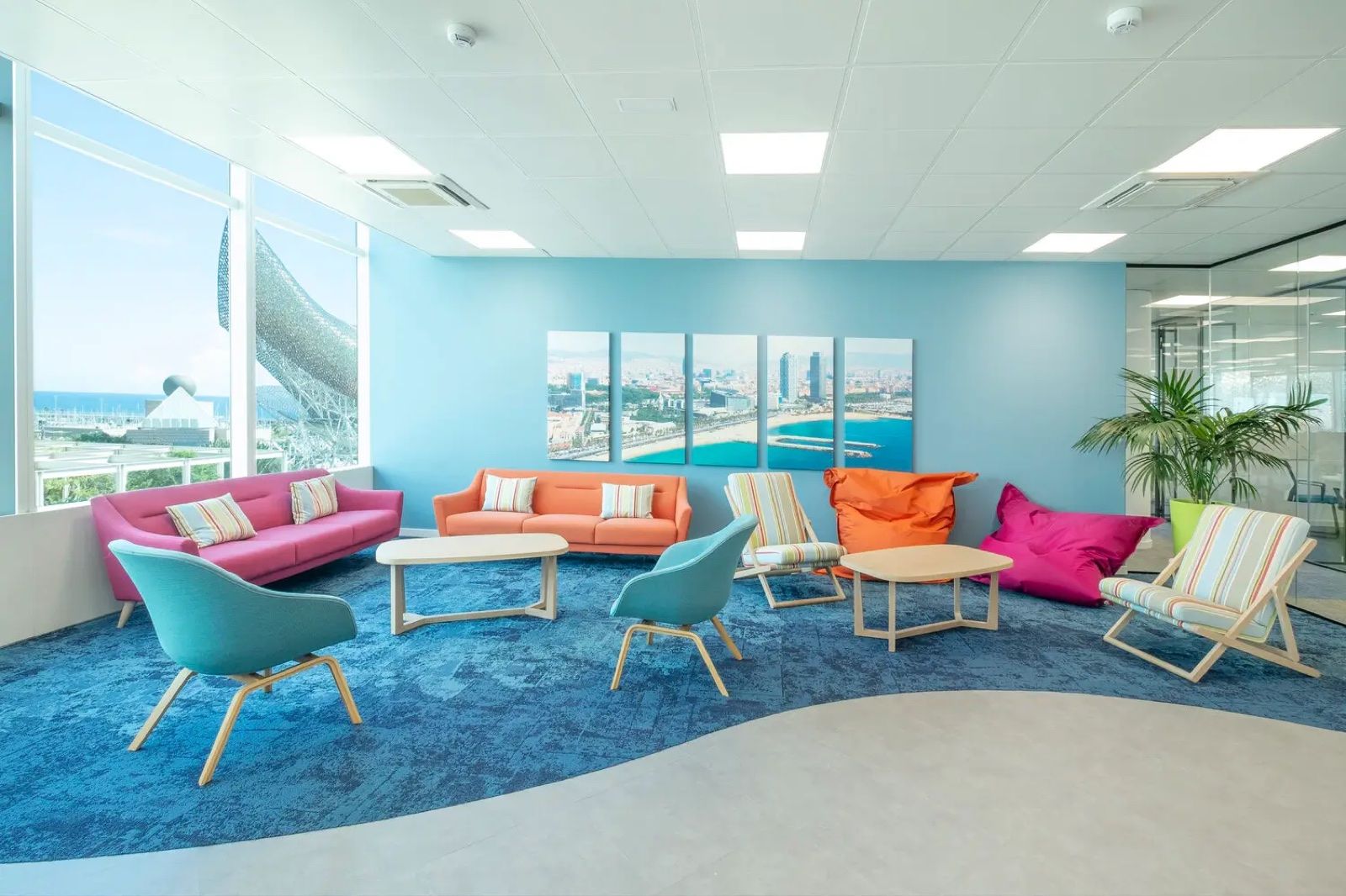 Reforma de oficinas de Qlik por Kete, con vistas al mar de Barcelona