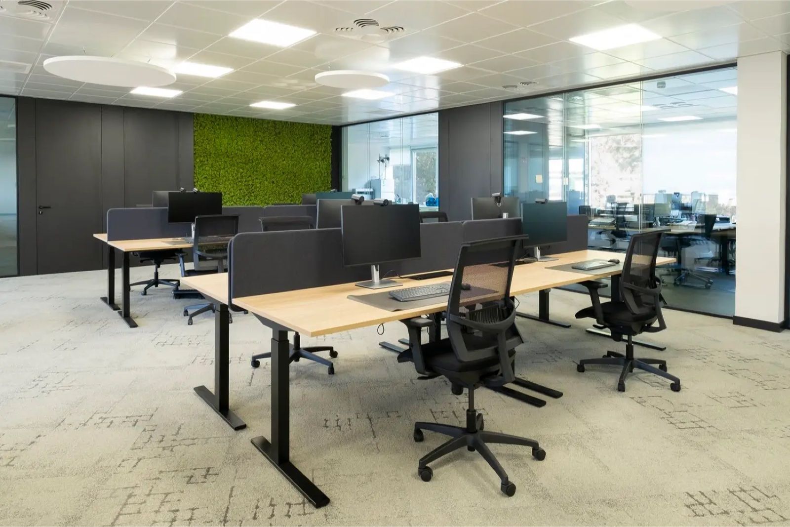 Reforma de oficinas de Kurita en Sant Cugat por Kete, con jardín vertical
