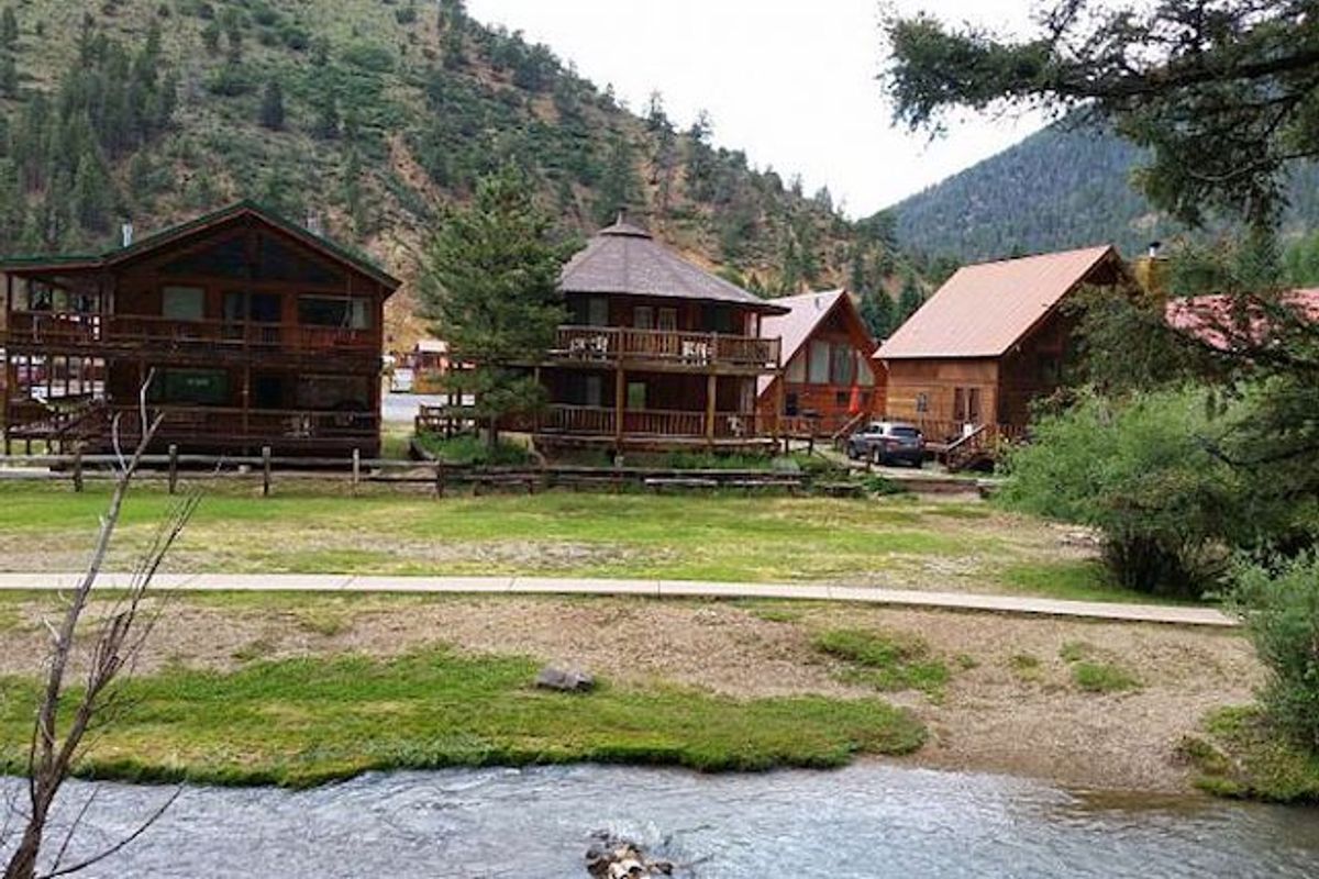 Match Your Red River Rental to Your Vacation Style: Cabins, Luxury Homes, Townhomes & Condos